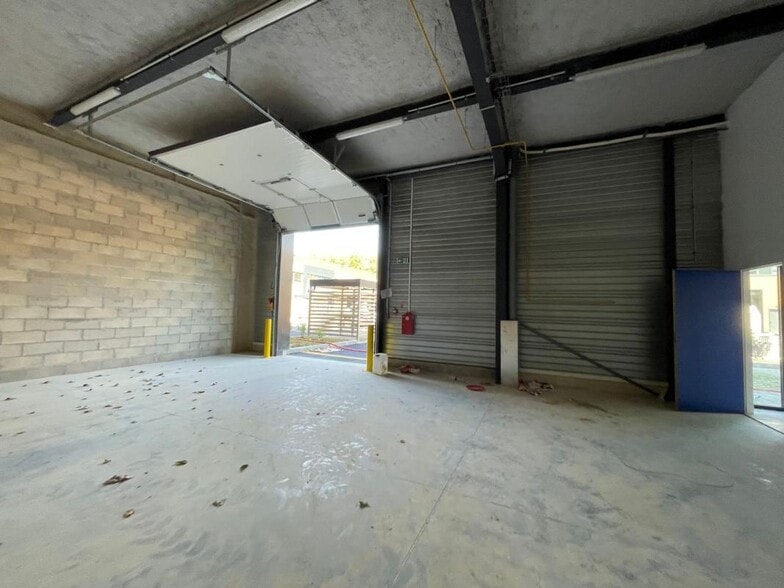 Industrial in Trappes to rent - Interior Photo - Image 3 of 10