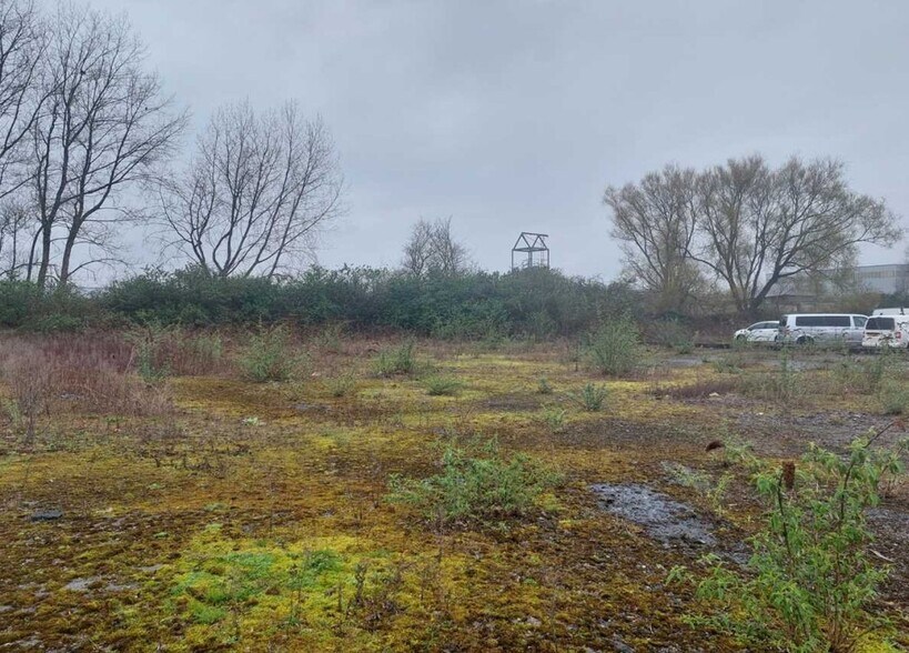 Waterton Rd, Bridgend to rent - Building Photo - Image 3 of 4