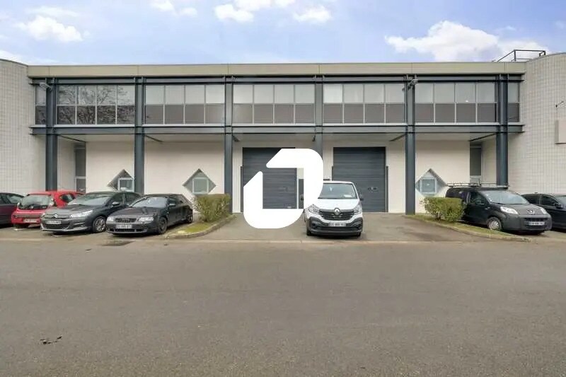 Light Industrial in Élancourt to rent - Primary Photo - Image 2 of 7