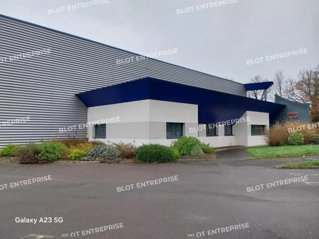Location Local d'activités 1 500 m² - Photo 1