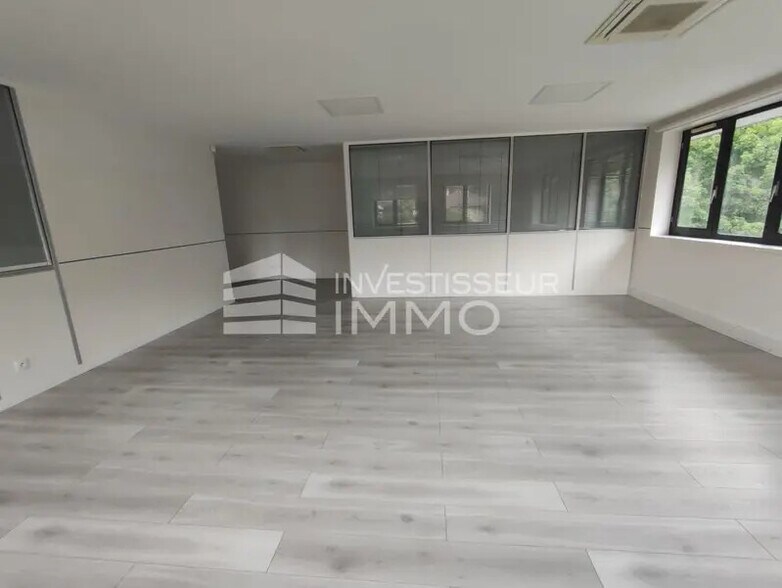 Office in Noisy-le-Grand to rent - Interior Photo - Image 3 of 5