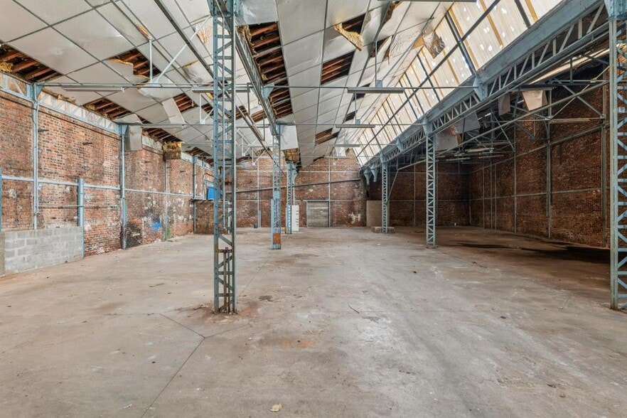 Retail in Montreuil to rent - Interior Photo - Image 2 of 14