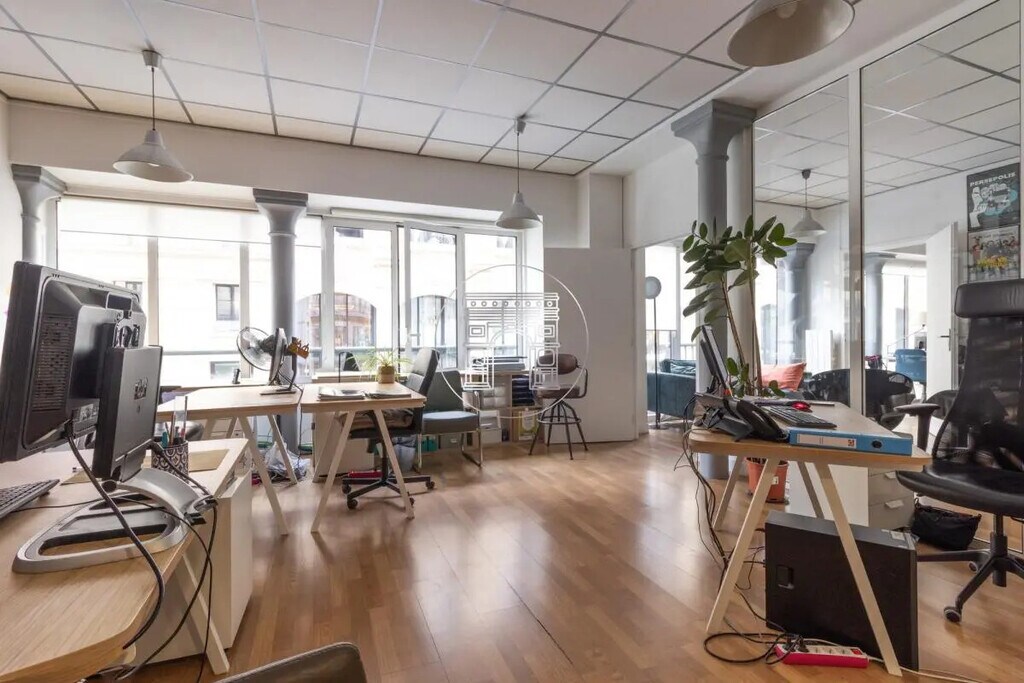Location Bureaux 100 m² - Photo 1