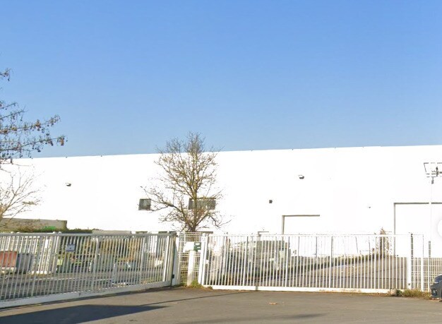 Industrial in Morangis to rent - Building Photo - Image 2 of 4
