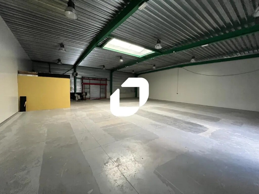 Location Commerce 300 m² - Photo 1