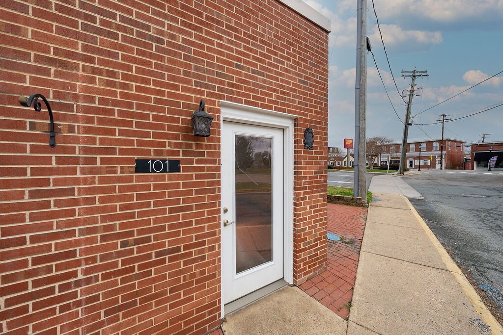 101 Elm Ave, Louisa 23093 UK