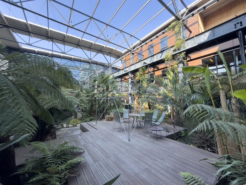 Office in Saint-Ouen-sur-Seine to rent - Building Photo - Image 2 of 14