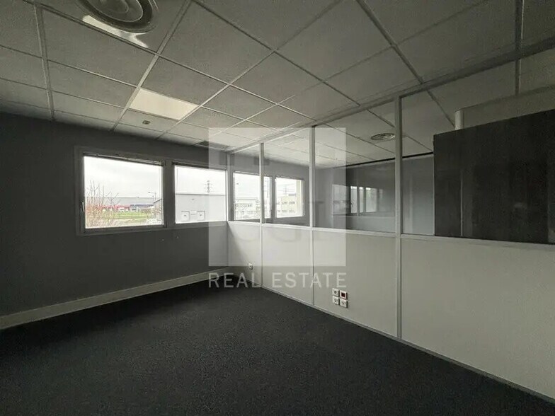 50 Rue Jean Zay, Saint-Priest to rent - Interior Photo - Image 3 of 13