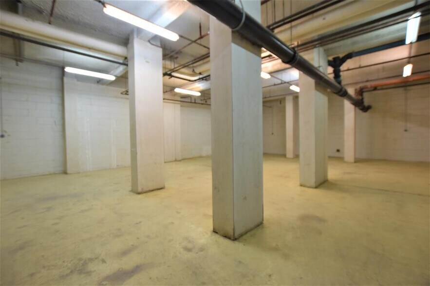 Light Industrial in Paris to rent - Building Photo - Image 3 of 4