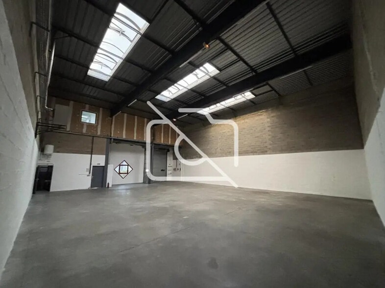 Industrial in Élancourt to rent - Interior Photo - Image 1 of 15