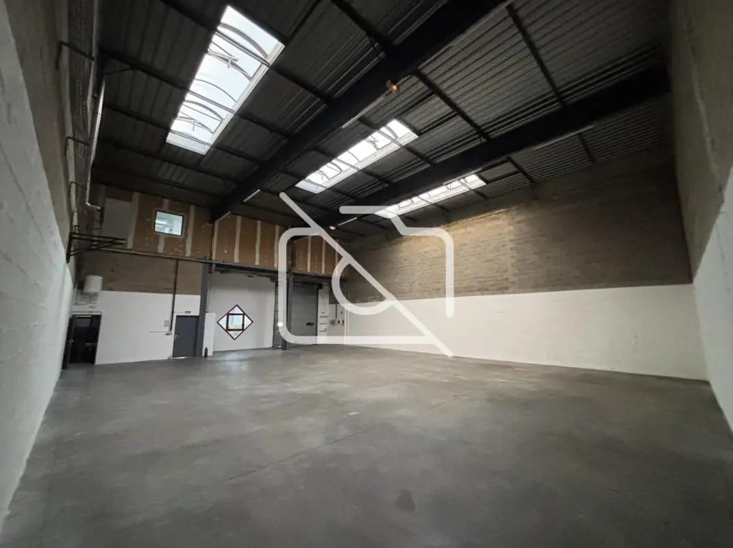 Industrial in Élancourt to rent Interior Photo- Image 1 of 16