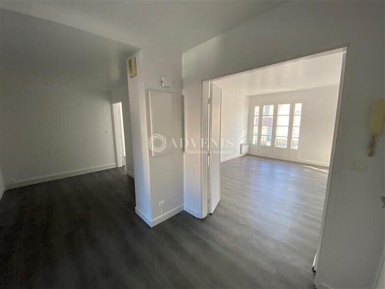 8 Boulevard Louis Lemelle, Poissy for sale - Interior Photo - Image 3 of 10
