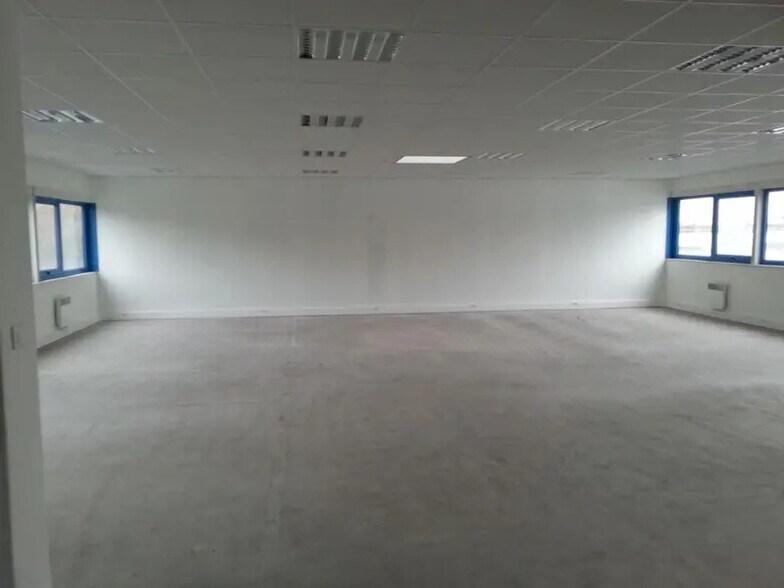 Light Industrial in Villepinte to rent - Interior Photo - Image 2 of 4
