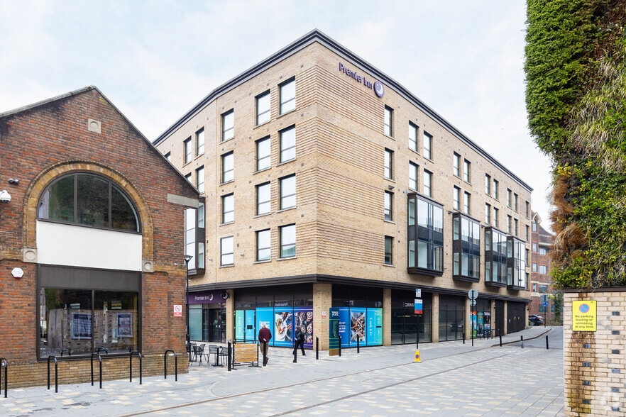 14 Piries Pl, Horsham for sale - Building Photo - Image 2 of 3