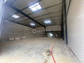 Light Industrial in Villejust for sale Interior Photo- Image 1 of 1