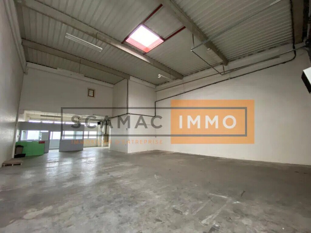 Location Entrepôt 385 m² - Photo 1