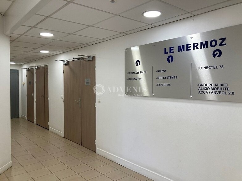 7 Rue Jean Mermoz, Versailles to rent - Lobby - Image 2 of 9