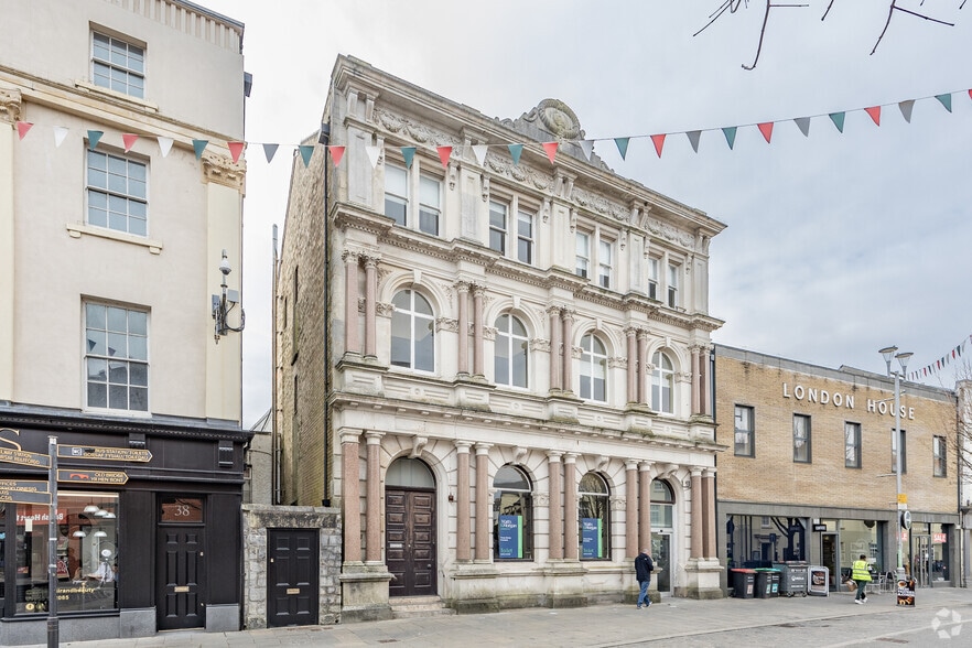 36 Dunraven Pl, Bridgend to rent - Primary Photo - Image 1 of 2