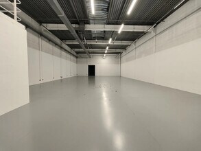 Light Industrial in Éragny to rent Interior Photo- Image 2 of 2