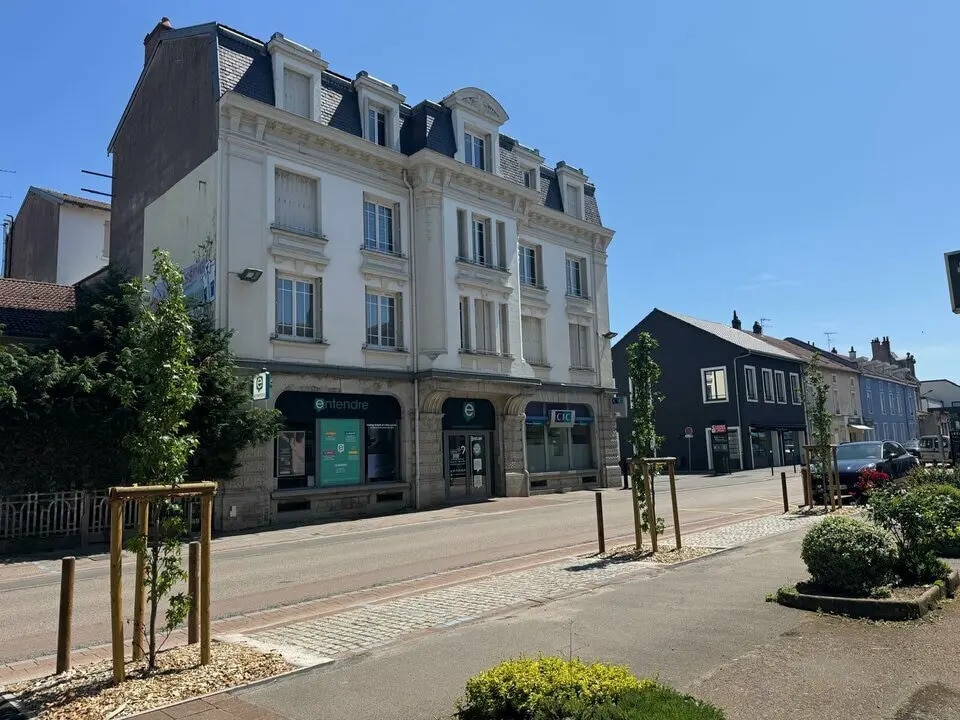 Location Commerce 61 m² à 146 m² - Photo 1
