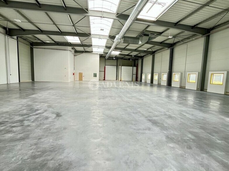 Light Industrial in Le Mesnil Amelot to rent - Building Photo - Image 2 of 9