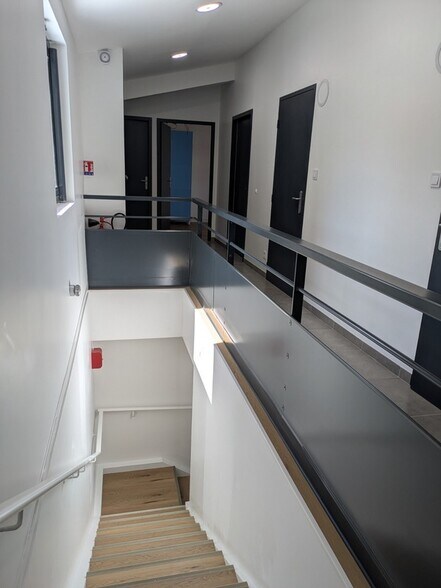 Office in Bourgoin-Jallieu to rent - Interior Photo - Image 3 of 7