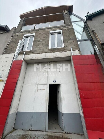 Retail in Villeurbanne to rent - Building Photo - Image 2 of 4