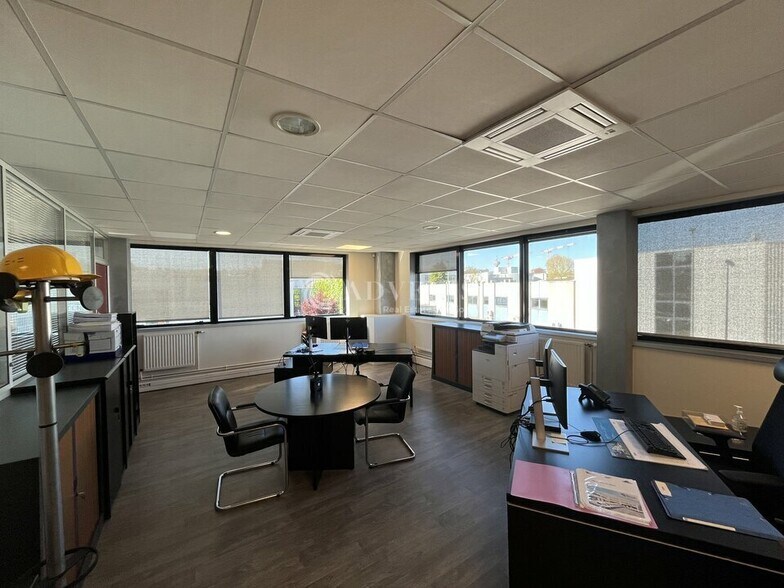Office in Noisy Le Sec to rent - Interior Photo - Image 2 of 5