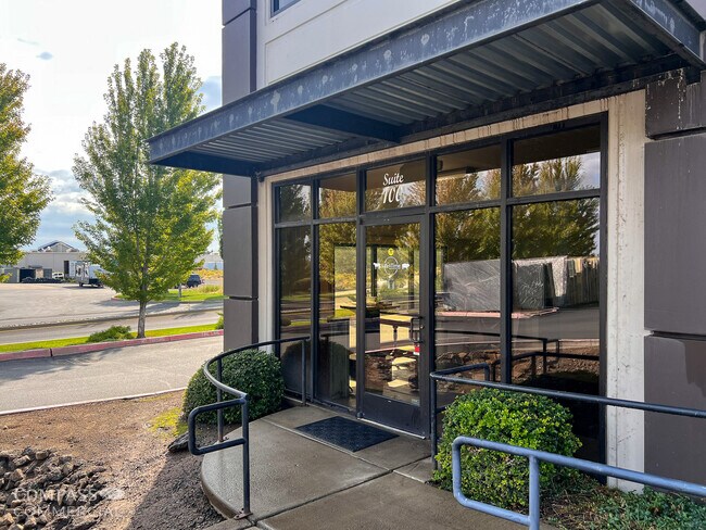 More details for 63595 Hunnell Rd, Bend, OR - Retail to Rent