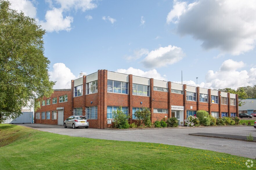 19 Hereward Rise, Halesowen to rent - Primary Photo - Image 1 of 23