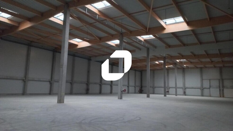 Industrial in Puiseux-en-France to rent - Interior Photo - Image 2 of 17