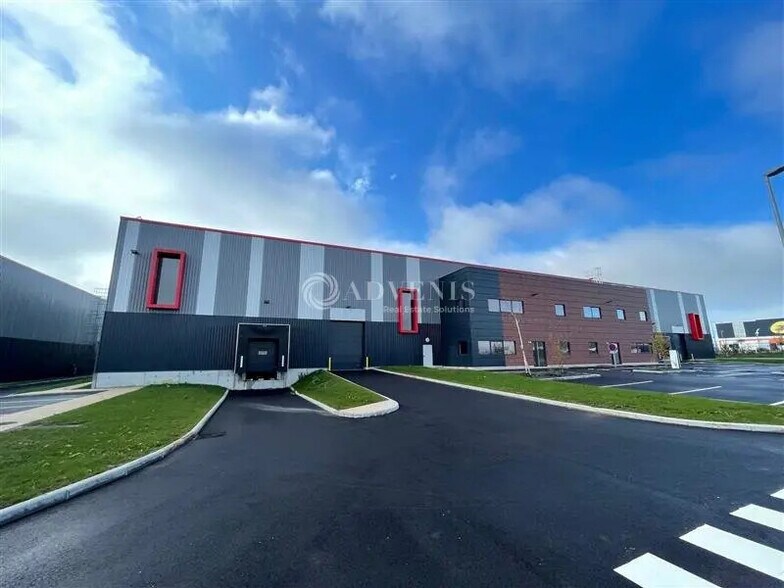 Industrial in Le Thillay to rent - Building Photo - Image 1 of 12