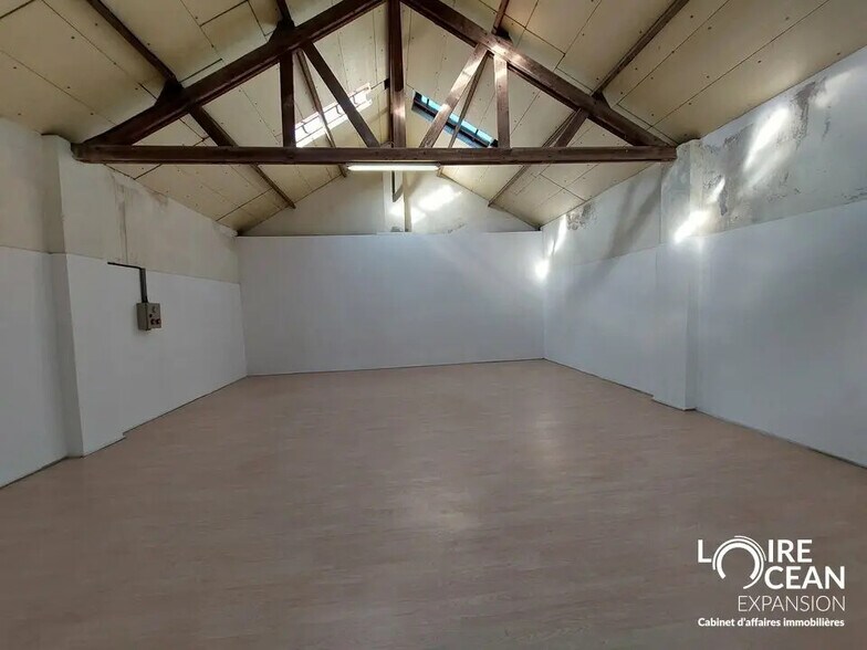 Light Industrial in Nantes to rent - Interior Photo - Image 1 of 5