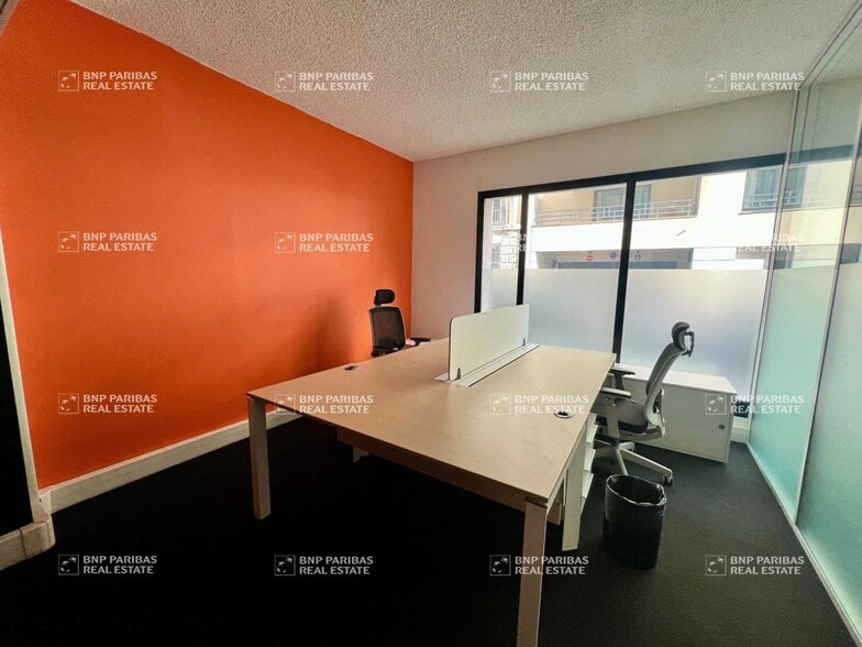 21 Rue Saint-Pierre, Neuilly-sur-Seine to rent - Building Photo - Image 3 of 9