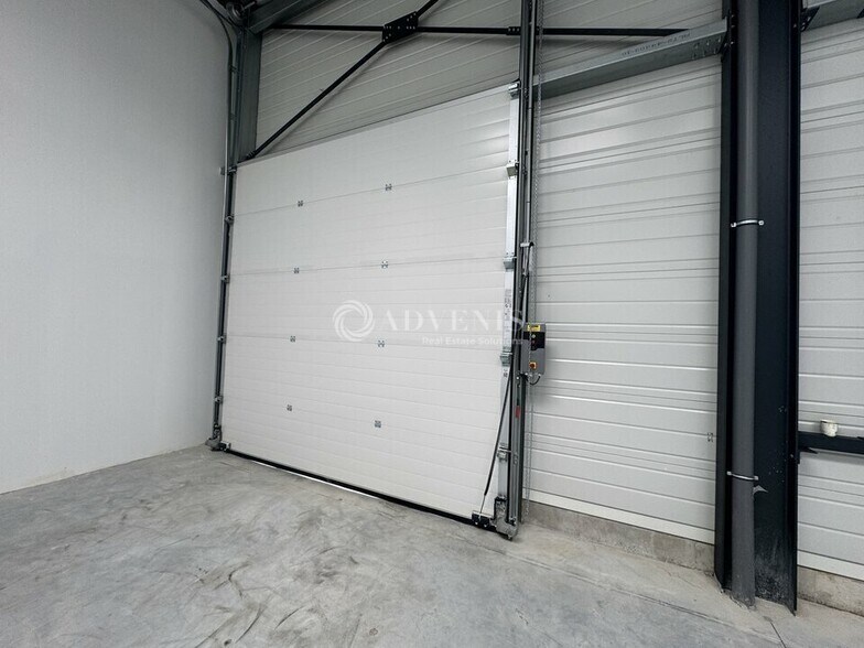 Light Industrial in Stains to rent - Interior Photo - Image 3 of 7