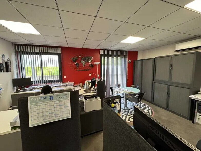 Light Industrial in Saint-Laurent-de-Mure for sale - Interior Photo - Image 3 of 6