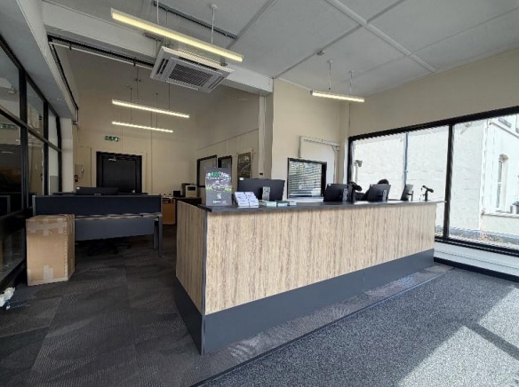 1 The Av, Newton Abbot to rent Interior Photo- Image 1 of 9