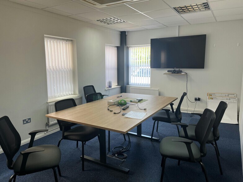 1-2 Lancaster Way, Huntingdon to rent - Interior Photo - Image 3 of 11