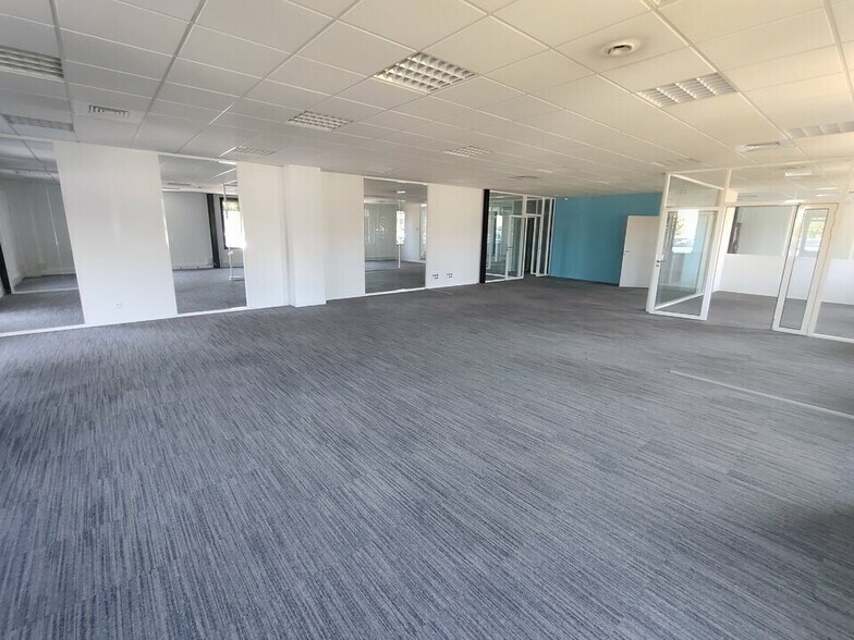 Office in Vaulx-Milieu to rent - Interior Photo - Image 3 of 13