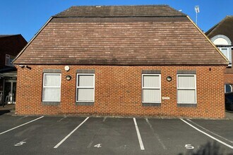 39 Guildford Rd, Lightwater to rent Building Photo- Image 2 of 4
