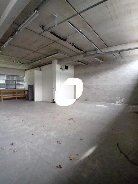 Light Industrial in Croissy-Beaubourg to rent - Interior Photo - Image 2 of 5