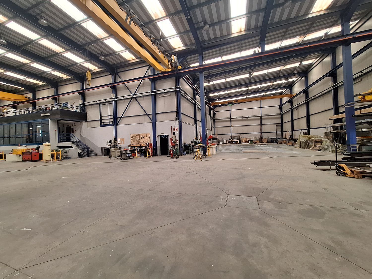 Industrial in Daganzo de Arriba, Madrid for sale Primary Photo- Image 1 of 19