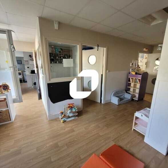 8 Rue Edouard Naud, Issy-les-Moulineaux to rent - Interior Photo - Image 3 of 13