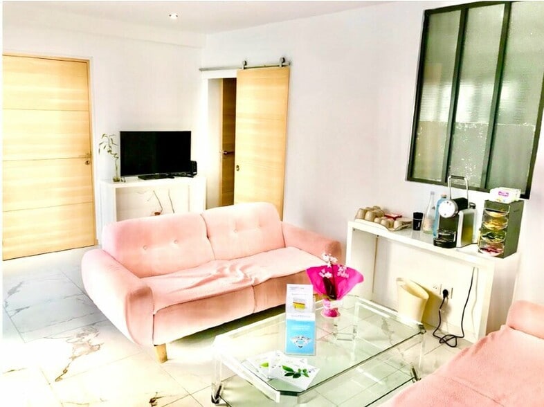 Retail in Paris for sale - Interior Photo - Image 2 of 7