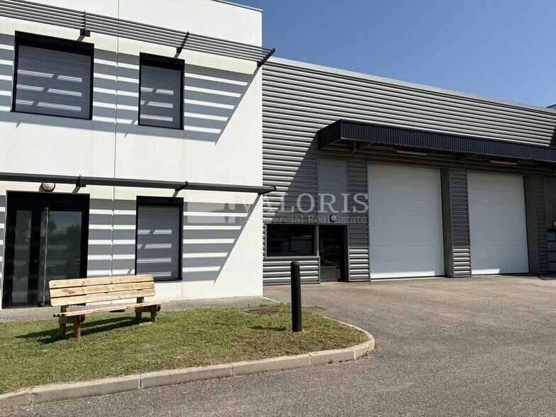 36 Rue Emile Zola, Décines-Charpieu to rent - Building Photo - Image 1 of 6