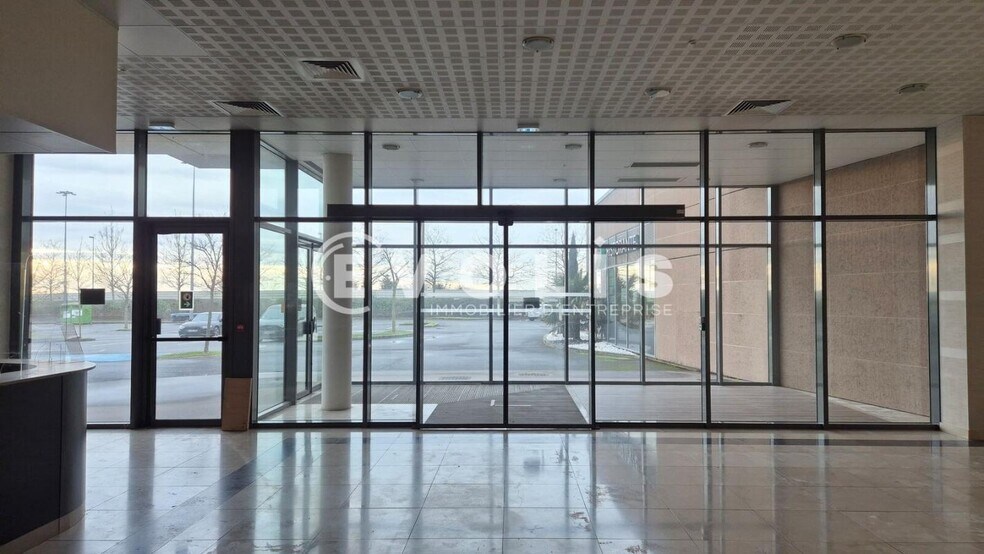 Light Industrial in Villiers-sur-Marne to rent - Lobby - Image 2 of 21