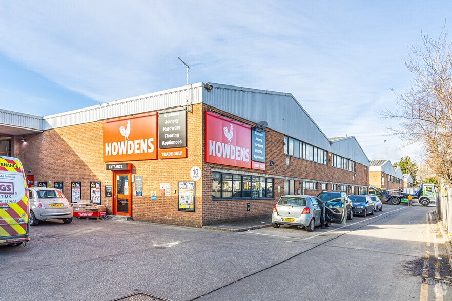 378 High Rd, London to rent - Building Photo - Image 2 of 2