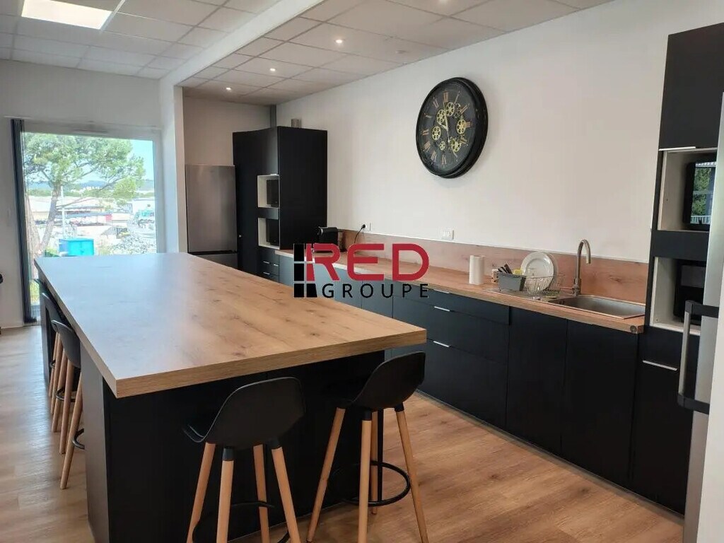 Location Entrepôt 364 m² - Photo 1