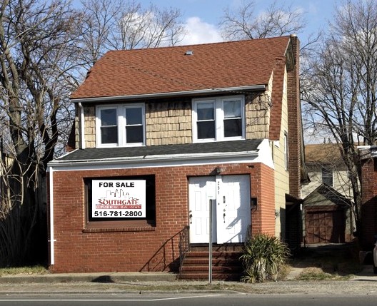 251 Merrick Rd, Oceanside, NY for sale - Primary Photo - Image 1 of 1