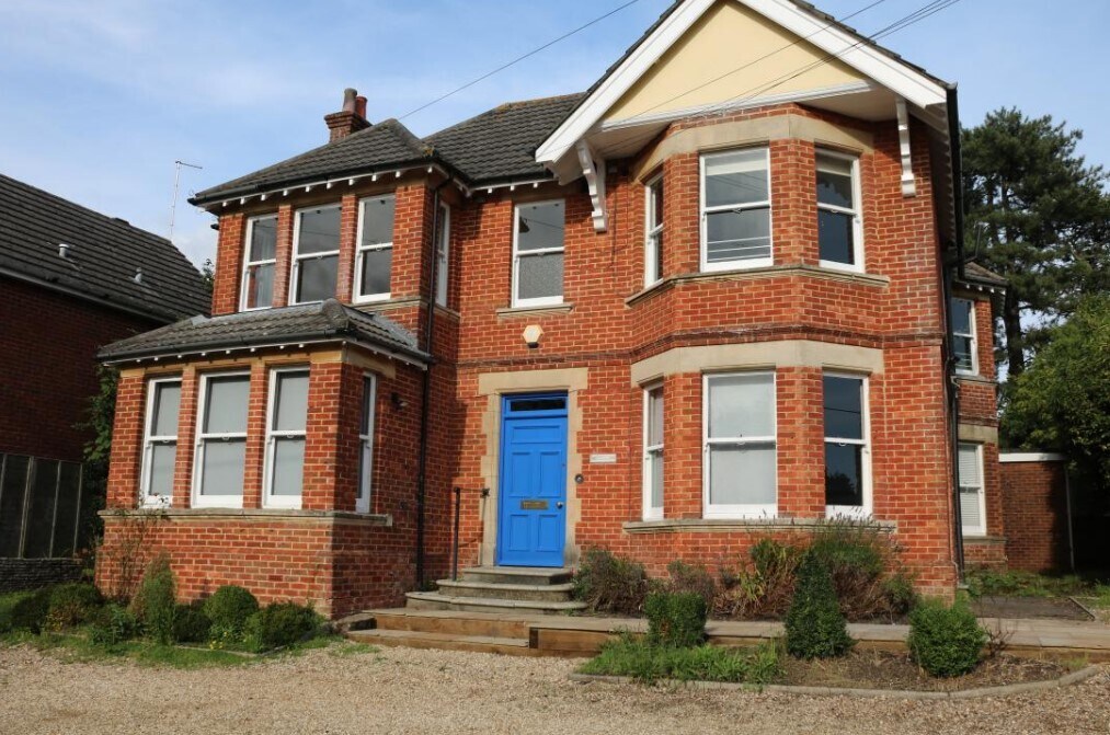 School Ln, Ringwood to rent Primary Photo- Image 1 of 2